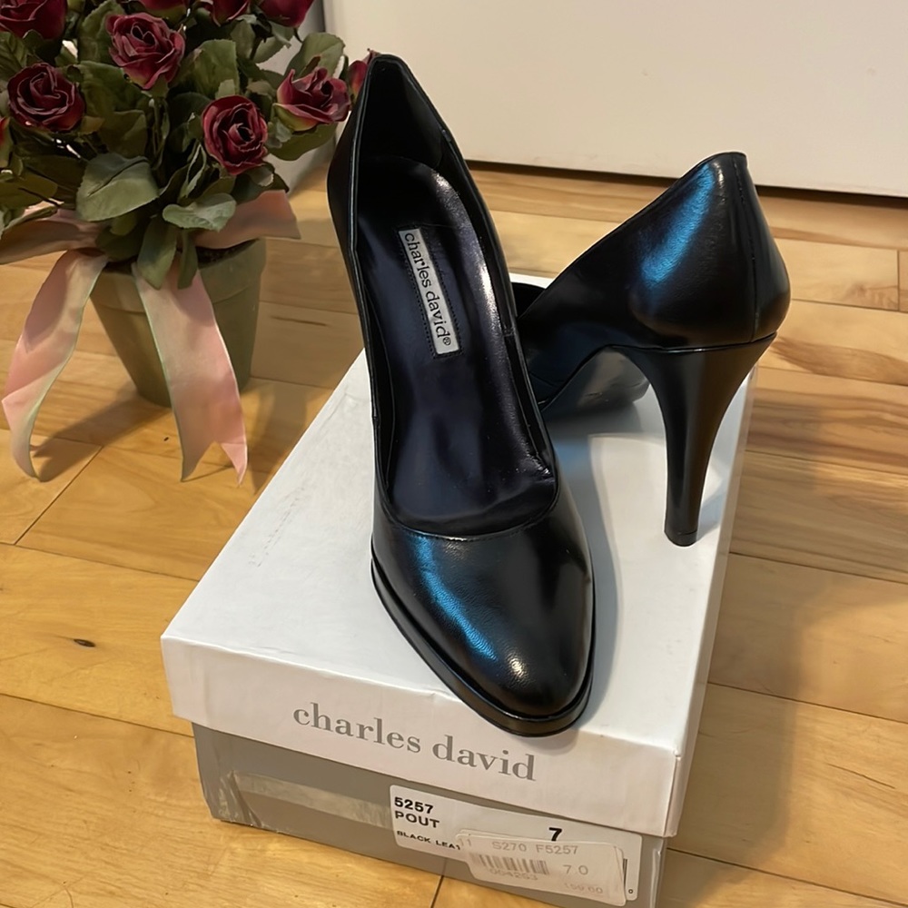 NWT Charles David Black Leather Heels “Pout”Size 7M